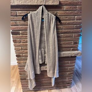 Alice and olive crochet vest 100% linen No size is on tag but fits size 0-2.